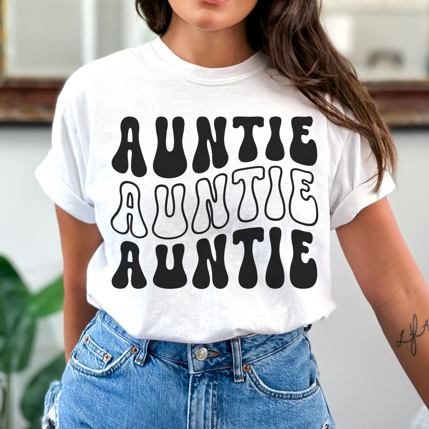 Auntie Wavy Graphic Tee